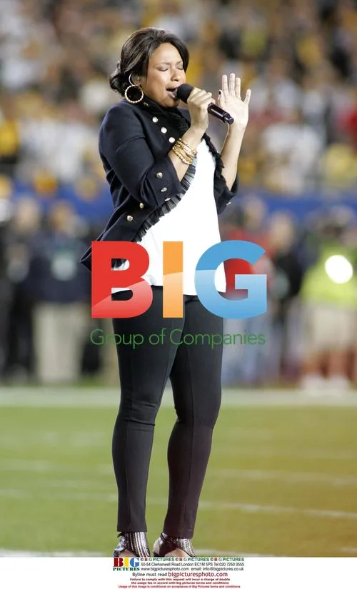 Jennifer Hudson performs national anthem at Super Bowl XLIII