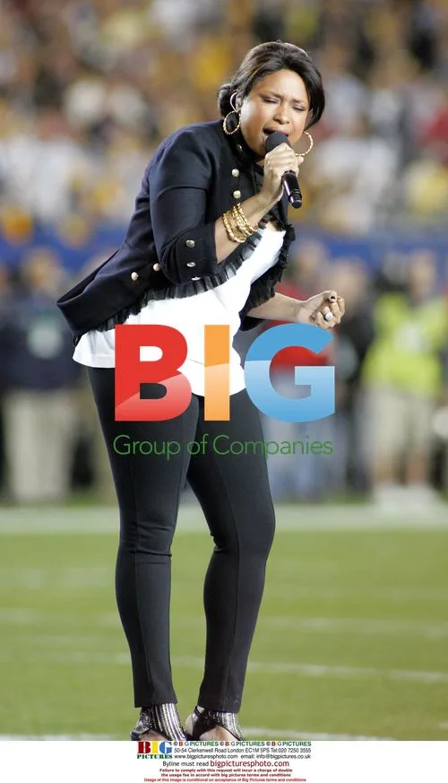 Jennifer Hudson performs national anthem at Super Bowl XLIII