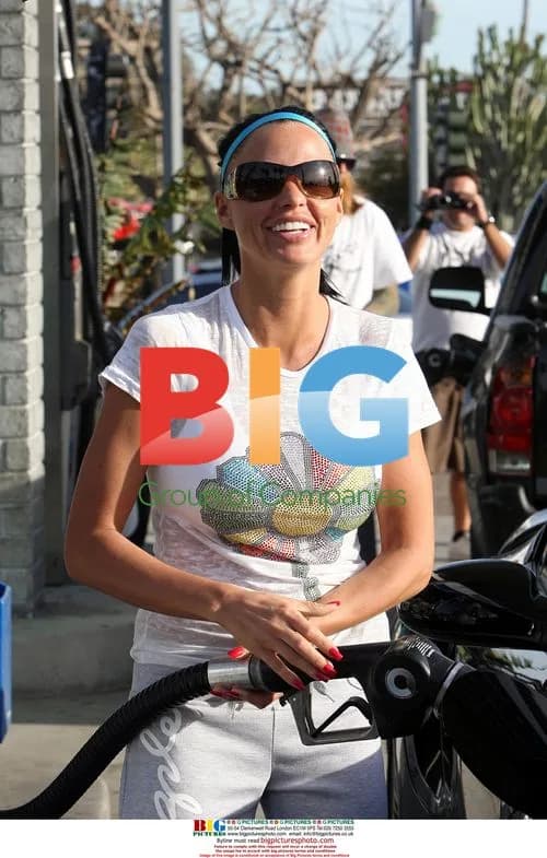 Katie Price refuels Porsche with help