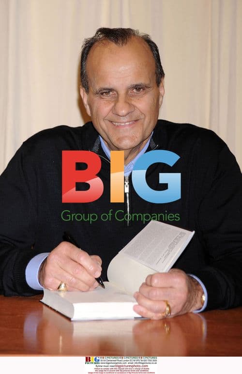 Joe Torre signs new book 'The Yankee Years'