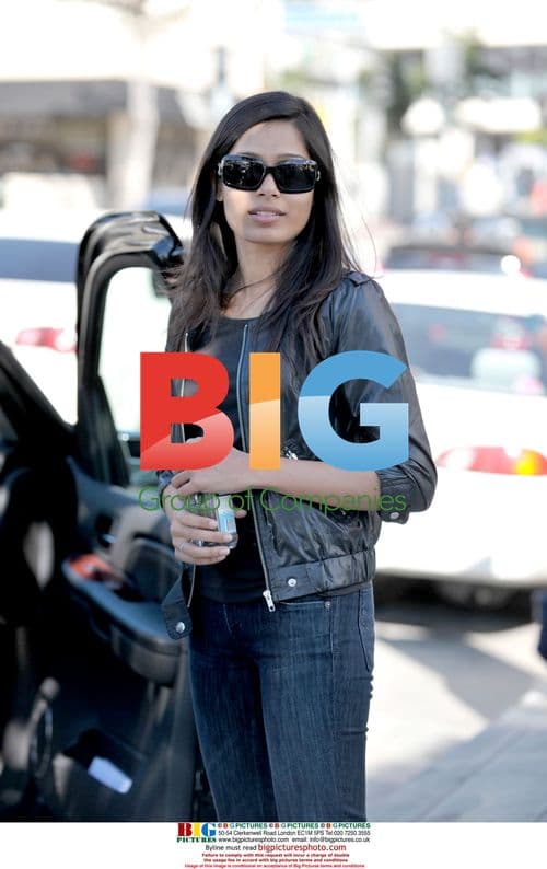 Freida Pinto goes shopping, Dev Patel waits for limo