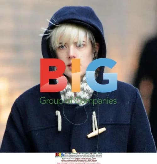 Agyness Deyn takes a walk in NYC