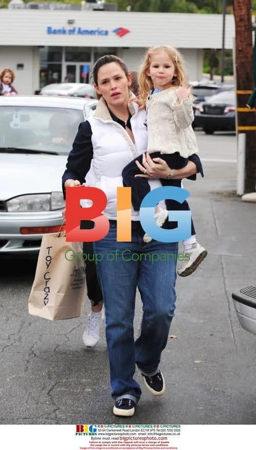 Jennifer Garner and daughter out for groceries
