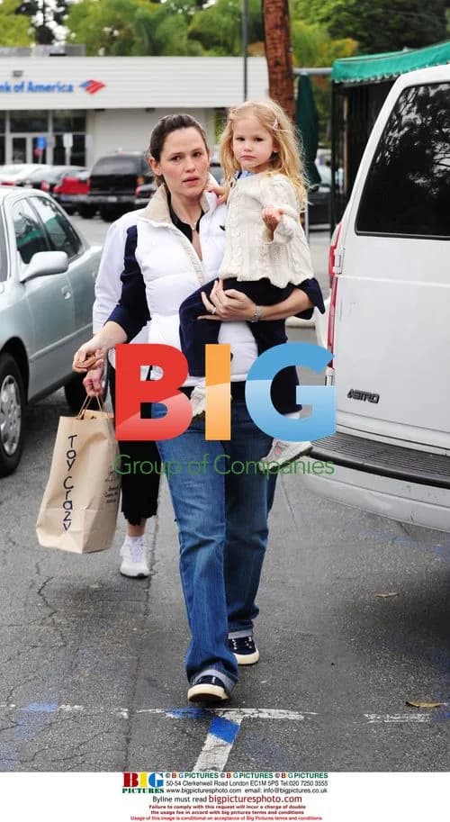 Jennifer Garner and Violet Anne shopping