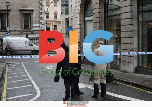 Police investigate bomb scare in Pall Mall, London