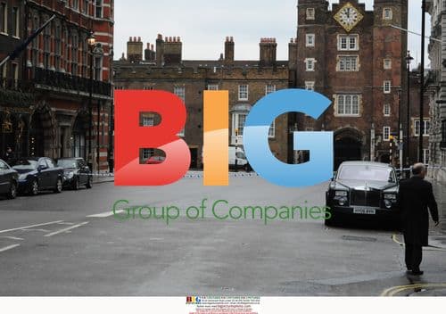 Police investigate bomb scare in Pall Mall, London