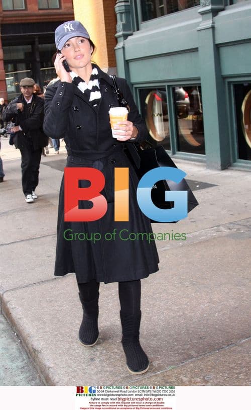 Minka Kelly supports Derek Jeter