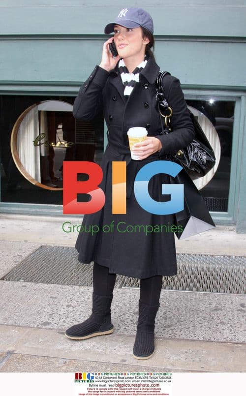 Minka Kelly supports Derek Jeter