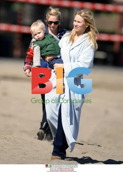 Naomi Watts & son at beach playground