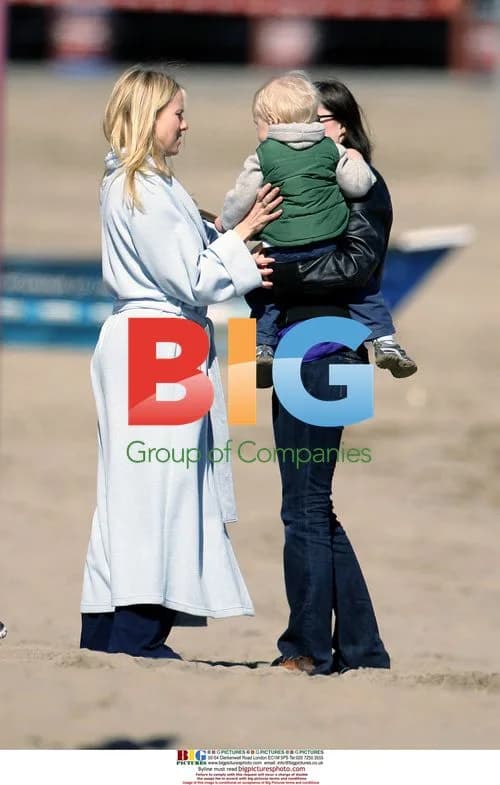 Naomi Watts takes son to beach playground
