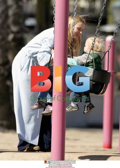 Naomi Watts takes son to beach playground
