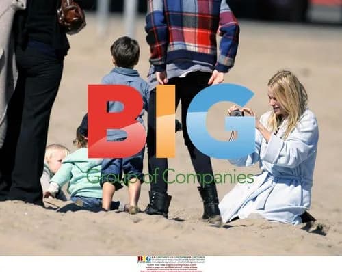 Naomi Watts takes son to beach playground