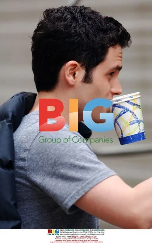Penn Badgley on 'Gossip Girl' set