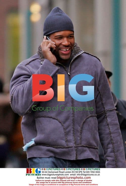Michael Strahan out with daughters