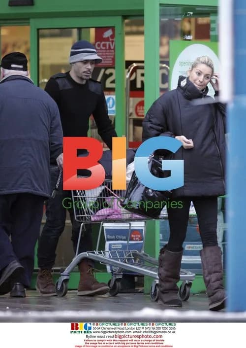 Tess Daly Pregnant Shopping