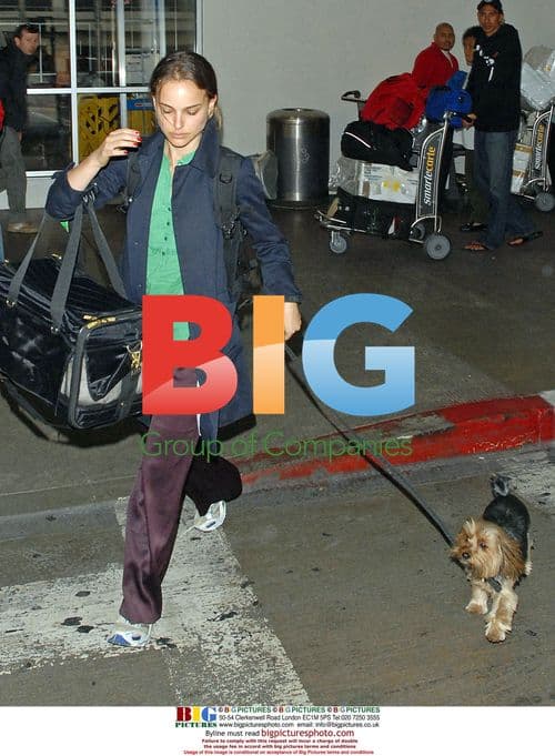 Natalie Portman hides face at LAX