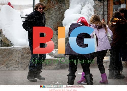 Jonathan Ross and family play in the snow