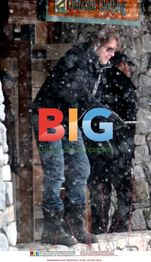 Jonathan Ross and family play in snow