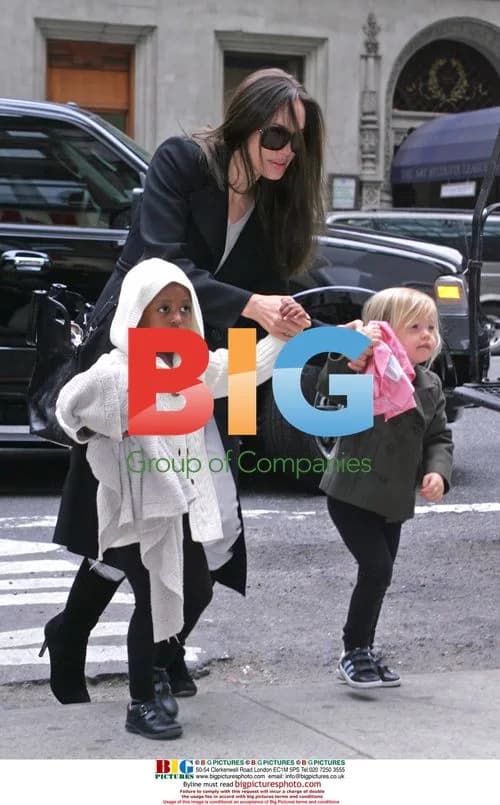 Angelina Jolie & Daughters Shopping