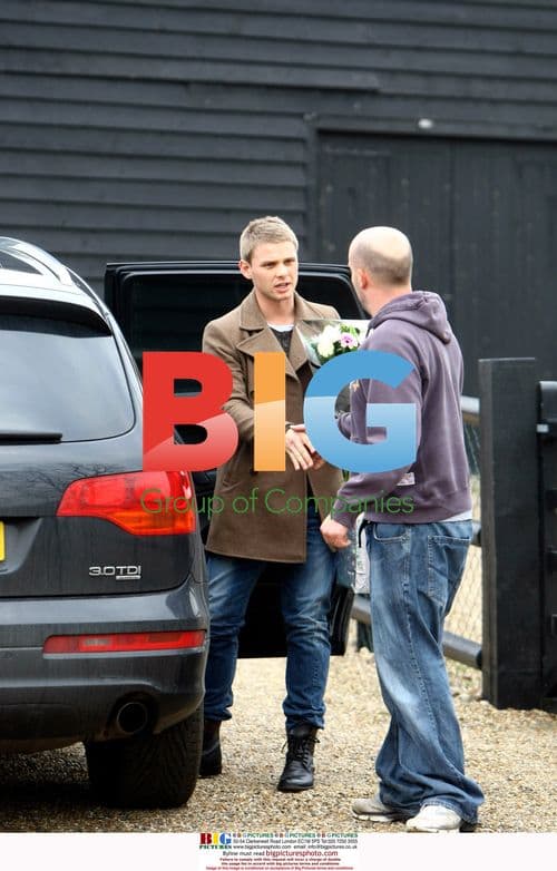 Jeff Brazier visits Jade Goody's home