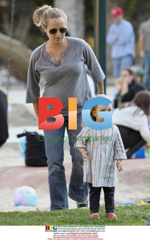 Pregnant Jennifer Meyer with daughter Ruby