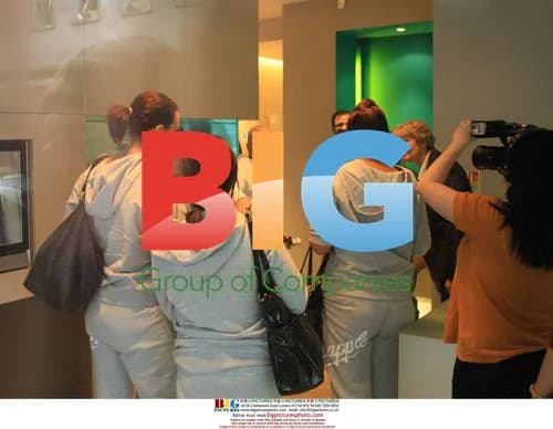 Jade Goody and friends arrive at dental clinic