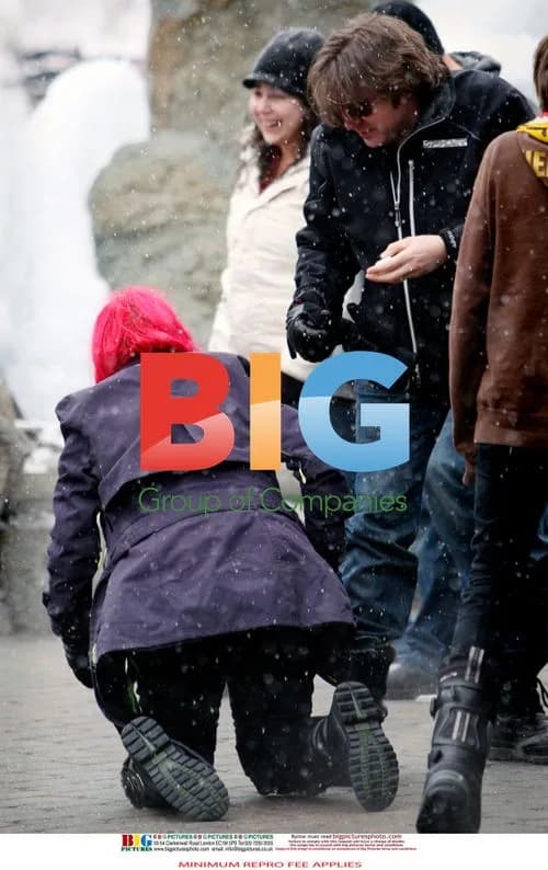 Jonathan Ross and family play in snow