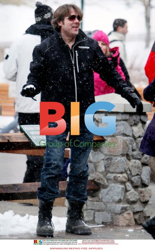 Jonathan Ross and family play in snow