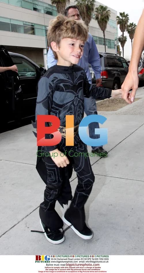 Victoria Beckham arrives for son's birthday party