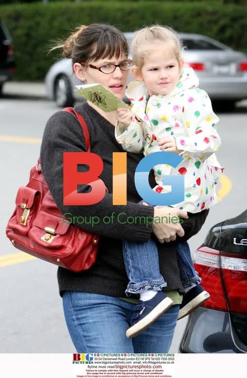 Jennifer Garner and Daughter at Toy Store