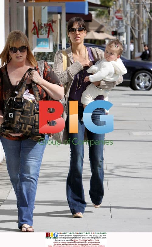 Jessica Alba and her mum go shopping with baby