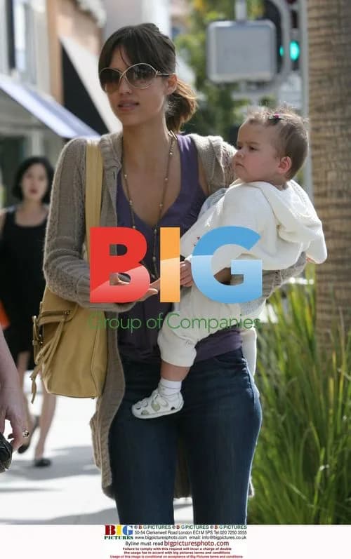 Jessica Alba and her mom shopping with baby
