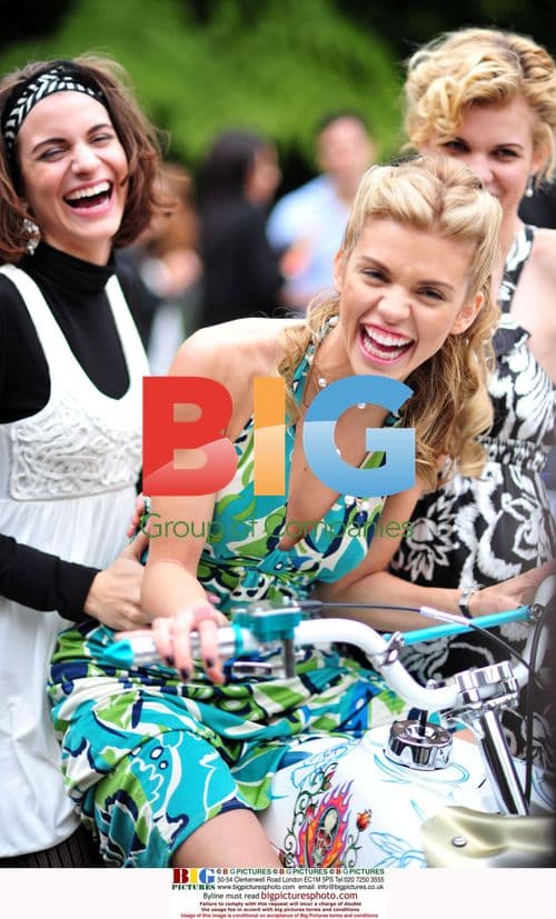 AnnaLynne McCord and Sisters at Serendipity Gift Suite