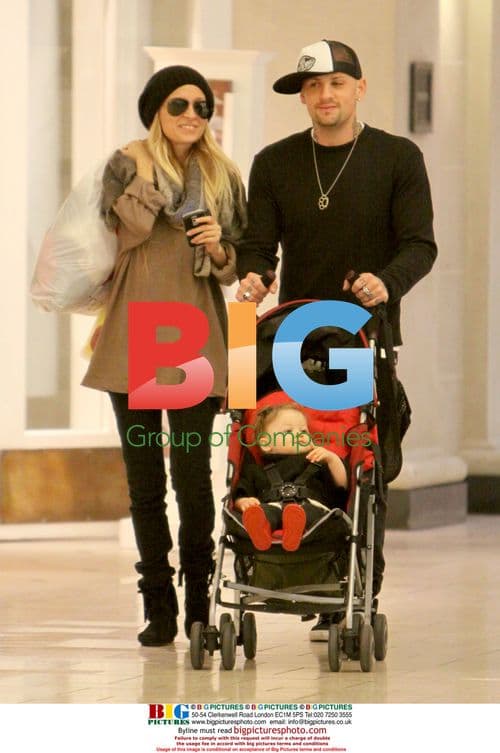 Nicole Richie and Joel Madden Shopping with Daughter