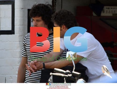 Orlando Bloom and Eric Bana shop for bikes in Sydney