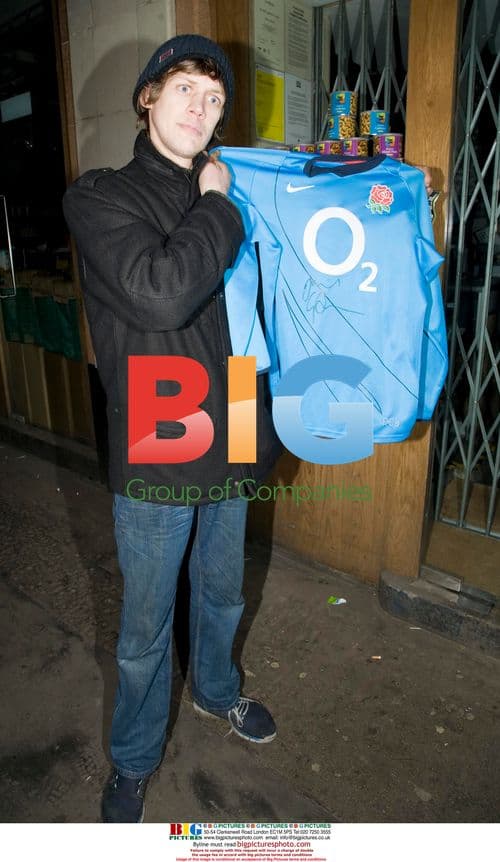 Danny Cipriani signs rugby shirt for seller