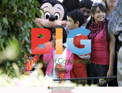 Slumdog Millionaire Kids at Disneyland