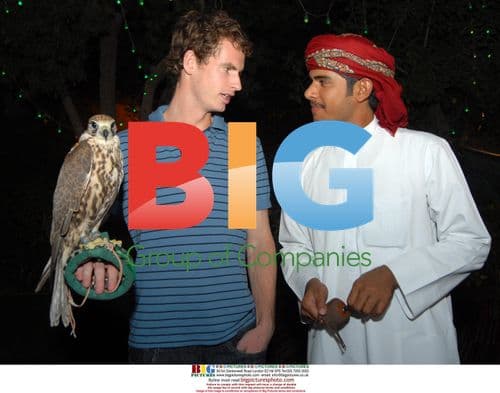 Andy Murray holds falcon at Dubai tennis dinner