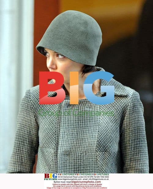 Katie Holmes on the set of 'The Extra Man'