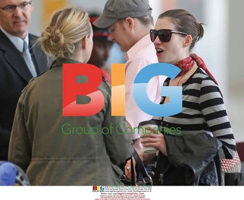 Anne Hathaway Arrives at Phoenix Airport