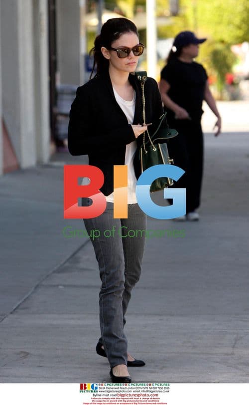 Rachel Bilson gets bagels, shops with friend