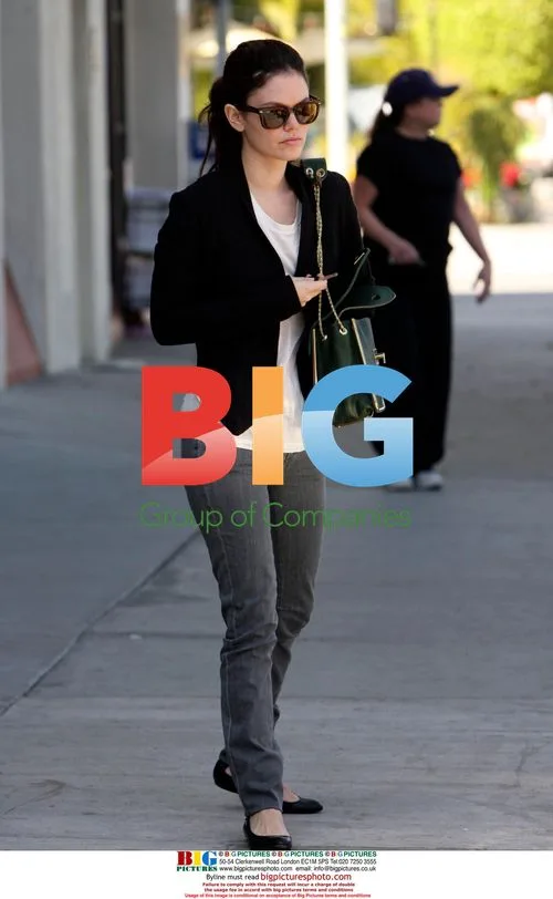 Rachel Bilson gets bagels, shops with friend