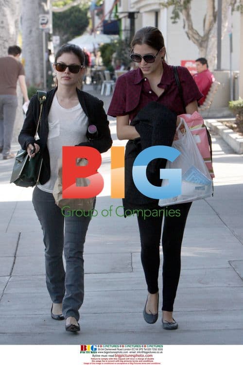 Rachel Bilson Gets Bagels In Larchmont Village