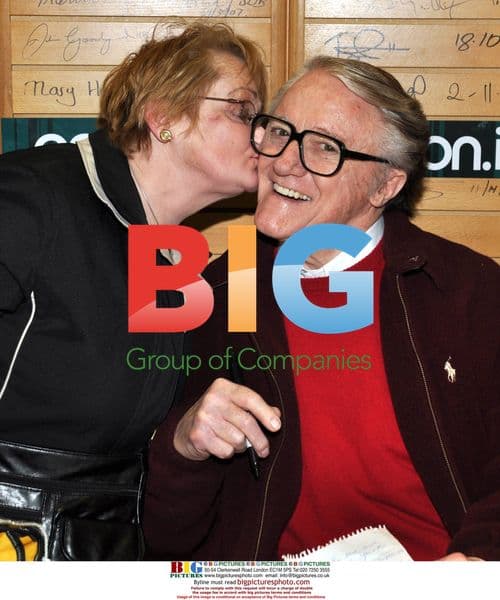 Robert Vaughn signs book, gets kiss in Dublin