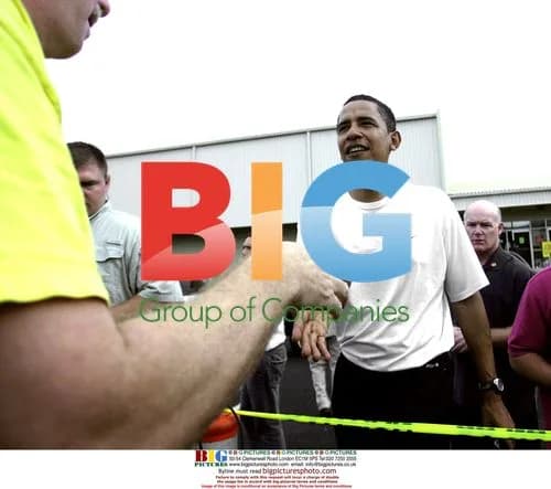 Obama greets supporters after workout in Hawaii