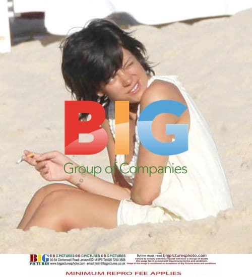 Lily Allen enjoys romantic beach break