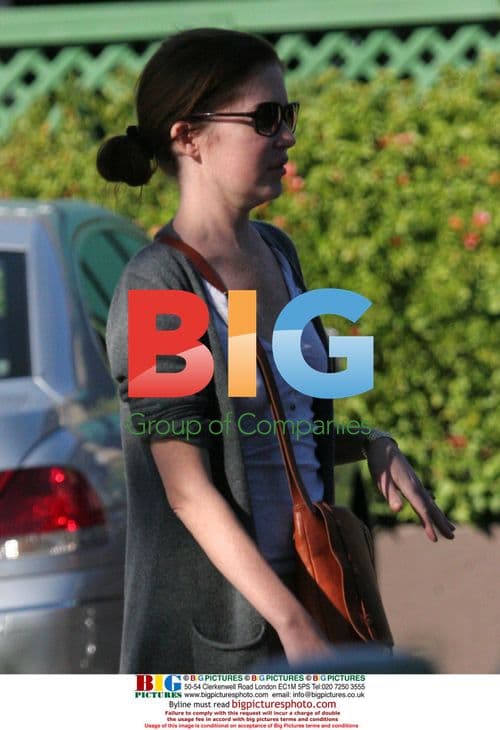 Sherilyn Fenn appears very thin leaving store