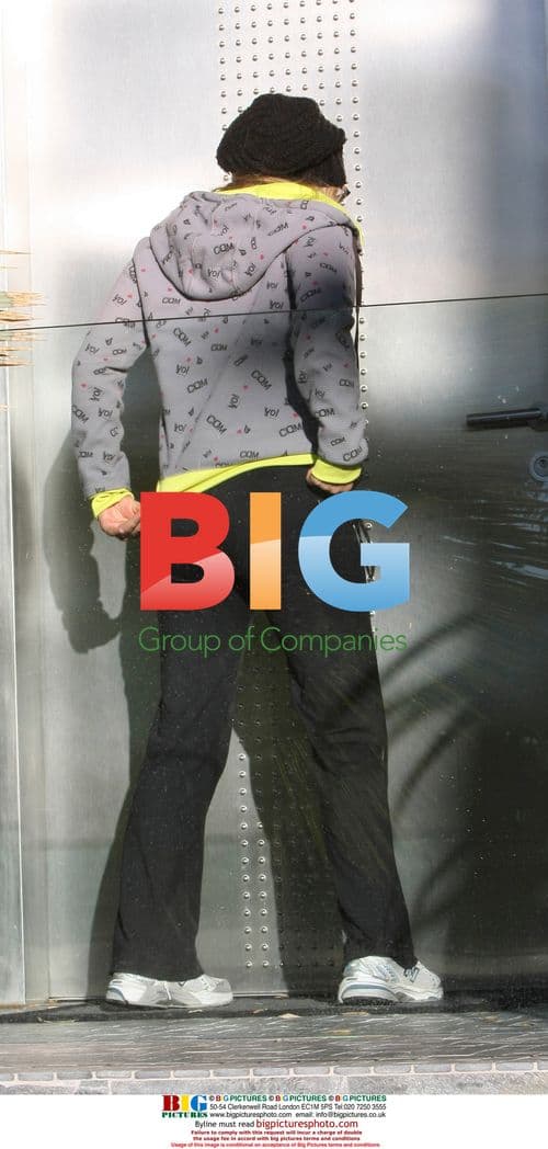 Fergie Hits Up Taco Bell, Trips on Curb