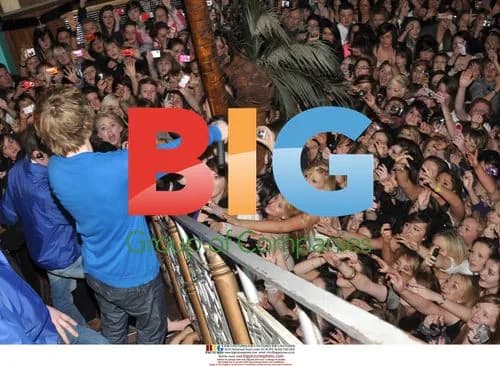 Eoghan Quigg Performing at Bondai in the City