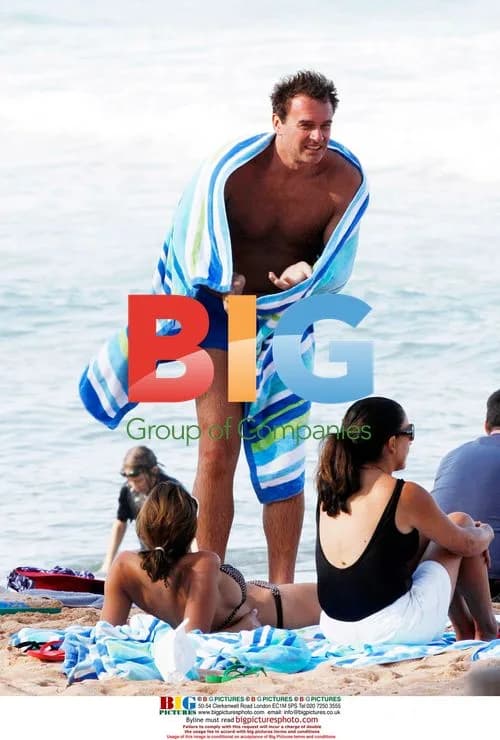 Julian McMahon and girlfriend Kelly Paniagua enjoy beach day
